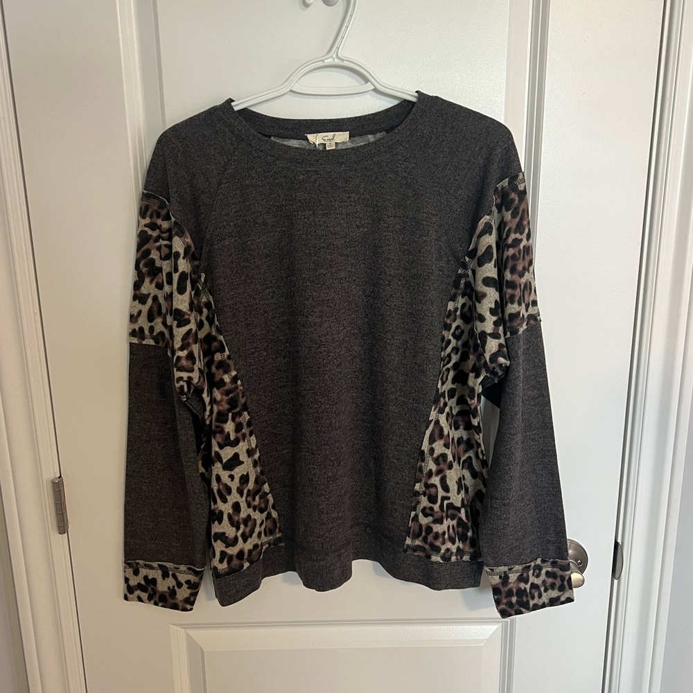 NWT Easel Two Tone Plush Pullover